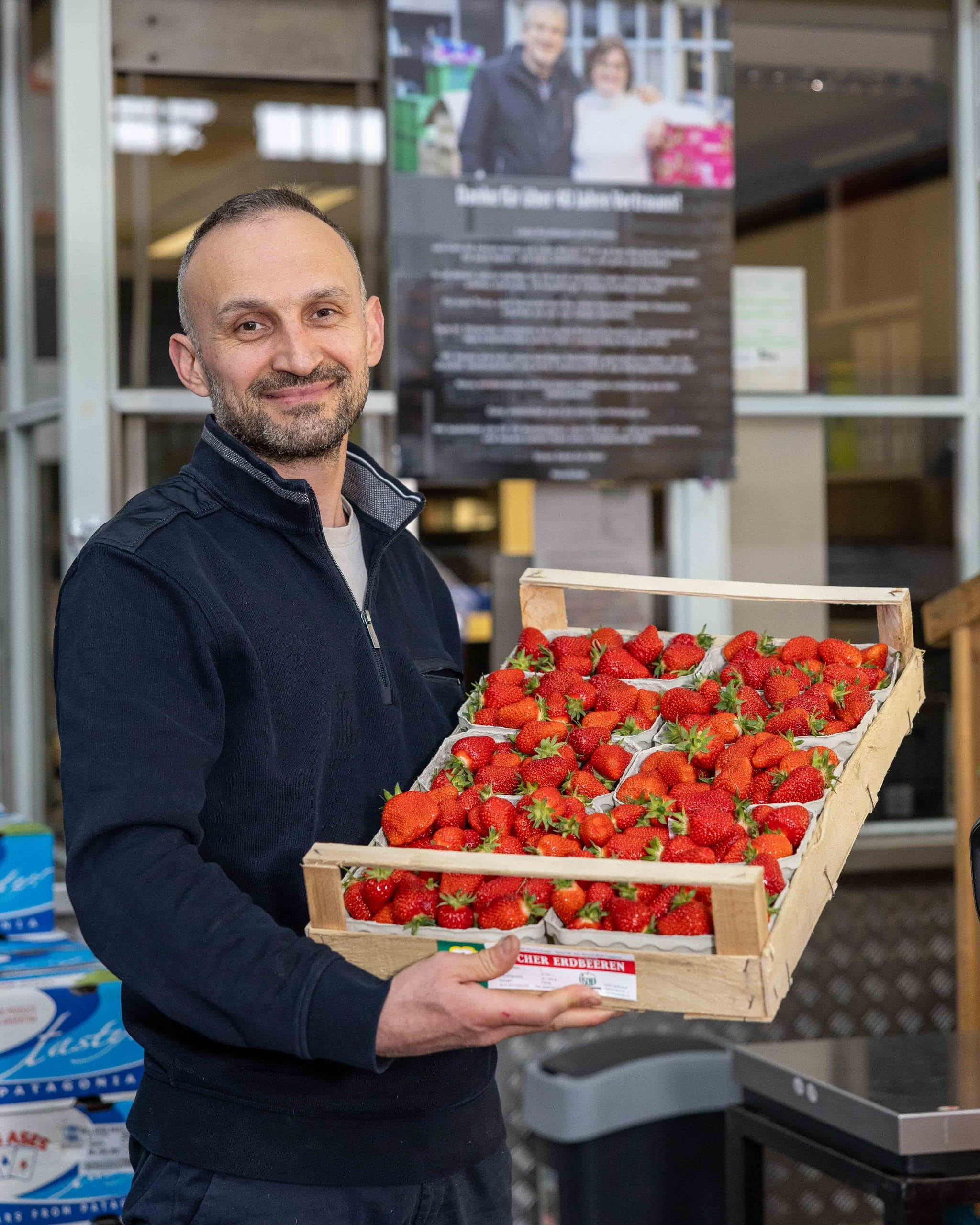 Ibrahim Keskin mit frischen Erdbeeren am Stand in der Großmarkthalle München